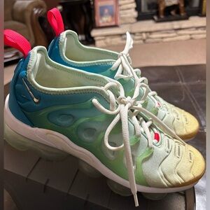 Nike Air Vapormax Plus in Blue and White